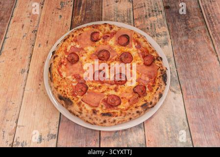 Chorizo ​​pizza con chorizo spagnolo piccante, peperoni arrostiti, cipolla rossa Foto Stock