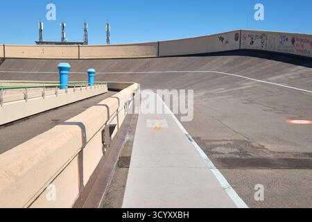 Graffiti artistici sulla pista di prova. Presso la Pinacoteca Giovanni e Marella Agnelli, museo d'arte moderna presso la vecchia sede della Fiat a Torino, Torino. Foto Stock