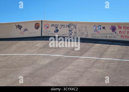 Graffiti artistici sulla pista di prova. Presso la Pinacoteca Giovanni e Marella Agnelli, museo d'arte moderna presso la vecchia sede della Fiat a Torino, Torino. Foto Stock