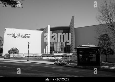 Black and White of the World of Coca-Cola visto da Baker Street nel centro di Atlanta. La siepe a forma di barattolo di Coca Cola può essere vista davanti Foto Stock