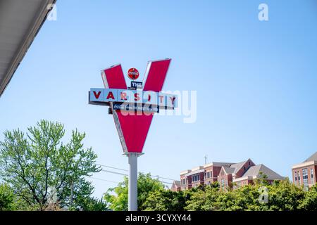 L'iconico simbolo rosso "V" per The Varsity, uno storico ristorante drive-in fondato nel 1928, si erge su un cielo azzurro e limpido vicino al campus della Georgia Tech Foto Stock