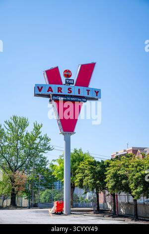 L'imponente insegna rossa "V" del Varsity, con il logo della Coca-Cola, si erge contro un cielo azzurro e limpido sopra l'area di parcheggio del ristorante Foto Stock