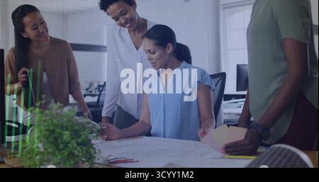 Quattro donne in camicette che puntano e studiano piani in un moderno ufficio open space, con progetti Foto Stock
