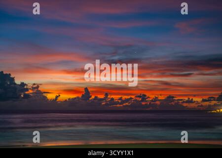 La vista aerea del cielo rosa sopra l'isola con i droni cattura la bellezza del cielo rosa mentre cambia lentamente da un rosa chiaro a una tonalità profonda e vibrante Foto Stock