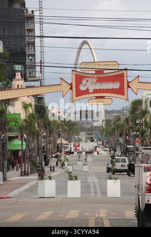 Tijuana, Baja California, Messico - 14 marzo 2025: Orologio monumentale di Tijuana o Millennium Arch uno dei simboli più importanti di questo confine Foto Stock