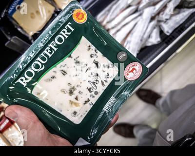 BARCELLONA, SPAGNA - 5 APRILE 2025: Formaggio blu Roquefort confezionato in un supermercato di Barcellona, Spagna. Il Roquerfort è un formaggio blu francese di oC Foto Stock