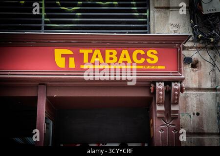 BARCELLONA, SPAGNA - 5 APRILE 2025: Tabacchi in lingua catalana, un negozio di tabacchi, sopra un negozio di tabacchi a Barcellona, in Catalogna autorizzato Foto Stock
