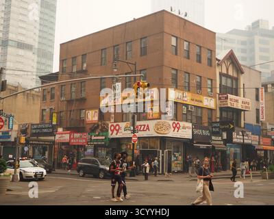 Smoky New York City Street circondata da edifici e foschia dagli incendi canadesi Foto Stock