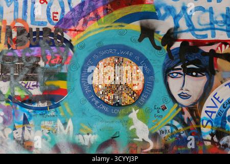 Mosaico della pace e graffiti colorati sul muro di John Lennon a Praga, Repubblica Ceca Foto Stock