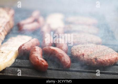 Barbecue misto con affumicatura e carne alla griglia Foto Stock