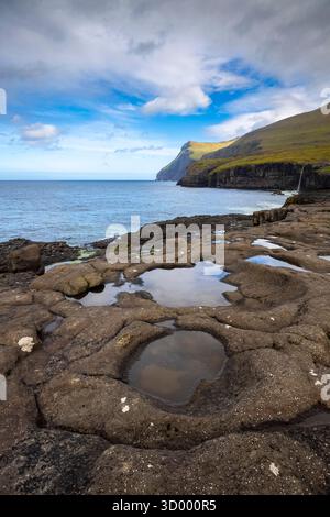 Vista della costa selvaggia vicino al villaggio di Eidi. Isola di Eysturoy, Isole Faroe, Danimarca, Europa. Foto Stock