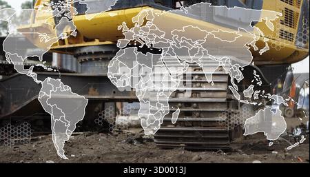 Mostra i cingoli gialli dell'escavatore in un cantiere fangoso, con macerie, rottami metallici e sovrapposizione di mappe mondiali Foto Stock