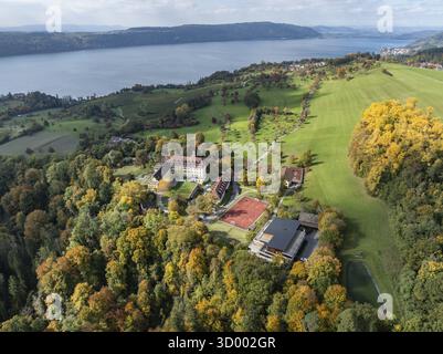Vista aerea del lago di Costanza, Ueberlinger SEE, circondato dalla vegetazione autunnale con il castello di Spetzgart, il Salem International College e Bodanrueck sul Foto Stock
