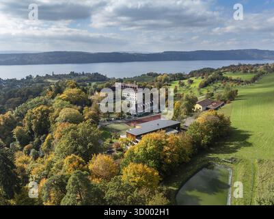 Vista aerea del lago di Costanza, Ueberlinger SEE, circondato dalla vegetazione autunnale con il castello di Spetzgart, il Salem International College e Bodanrueck sul Foto Stock