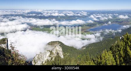Panorama da Tegelberg, 1881 m, su Waltenhofen, Forggensee e Bannwaldsee, Ostallgaeu, Baviera, Germania Foto Stock