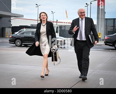 21 ottobre 2025, Brandeburgo, Schönefeld: Il presidente federale Frank-Walter Steinmeier e sua moglie Elke Büdenbender partono per Vienna dalla sezione militare dell'aeroporto di Berlino-Brandeburgo (BER). Foto: Soeren Stache/dpa Foto Stock