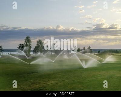 Irrigatori sul campo da golf Foto Stock