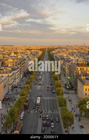 Vista panoramica di Parigi dal tetto dell'Arco di Trionfo Vista panoramica di Parigi dal tetto dell'Arco di Trionfo Foto Stock