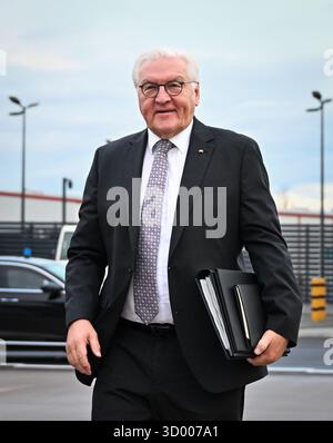 21 ottobre 2025, Brandeburgo, Schönefeld: Il presidente federale Frank-Walter Steinmeier parte per Vienna nella sezione militare dell'aeroporto di Berlino-Brandeburgo (BER). Foto: Soeren Stache/dpa Foto Stock