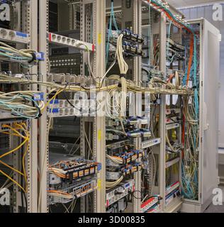 Rack per server con server integrati in un data center rack per server con server integrati in un data center Foto Stock