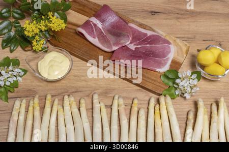 Asparagi bianchi freschi con prosciutto, patate e salsa hollandaise asparagi bianchi freschi con patate e salsa hollandaise Foto Stock
