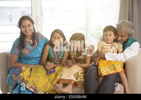 Ritratto della famiglia indiana felice a casa. Gli asiatici vivono al chiuso Foto Stock