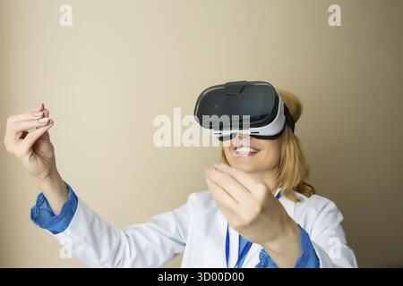 Giovane medico in occhiali di realtà virtuale che guarda la fotografia a raggi X. Foto Stock