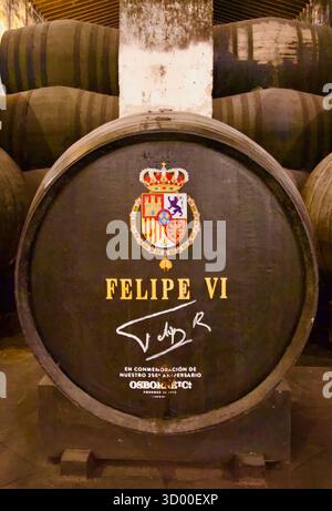 Sherry cask firmato dalla famiglia reale spagnola re Felipe vi per il 250 ° anniversario Bodegas Osborne El Puerto de Santa María Cadice Andalusia Spagna Foto Stock