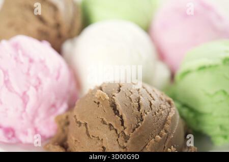 Un assortimento di gelati scoop su piastra Foto Stock