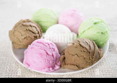Un assortimento di gelati scoop su piastra Foto Stock