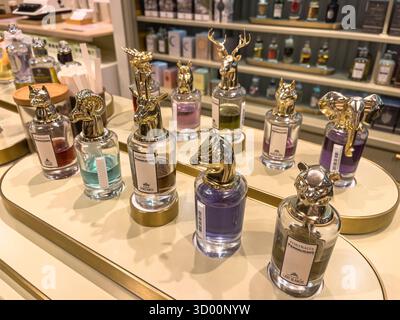 21 settembre 2025, Astana, Repubblica del Kazakistan: Varie piccole bottiglie di profumo Foto Stock