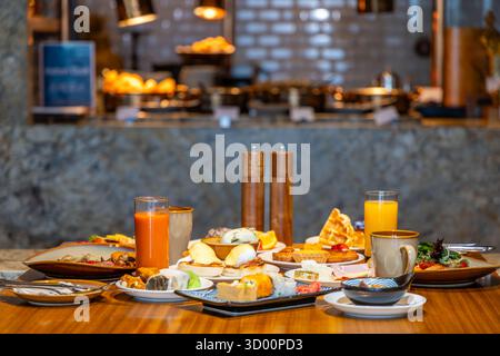 Colazione a buffet di lusso con waffle, pasticcini e succo di frutta fresco Foto Stock