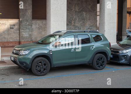 Cremona, Italia - 2 ottobre 2025 SUV Dacia Duster parcheggiato su una strada urbana, un versatile crossover compatto dotato di barre del tetto e di una funzionale Foto Stock
