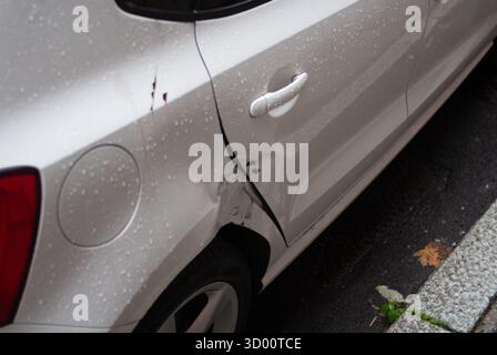 Cremona, Italia - 2 ottobre 2025 portiera laterale bianca e pannello laterale posteriore danneggiati dopo l'incidente, con carrozzeria ammaccata, vernice graffiata e pneumatici Foto Stock