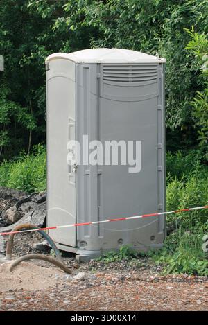 Cabina toilette mobile in cantiere. WC singolo temporaneo in materiale plastico, chiuso a chiave Foto Stock