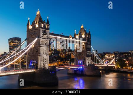 Inghilterra, Londra, il Tower Bridge di notte Foto Stock