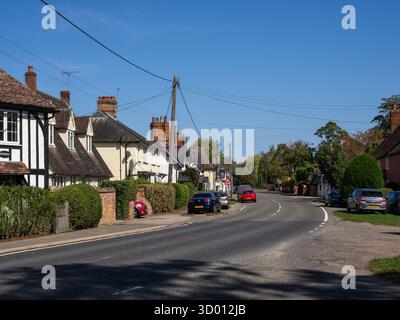 Vista sulla strada principale che attraversa il villaggio di Stoke by Clare nel Suffolk in una giornata estiva di sole, Regno Unito Foto Stock