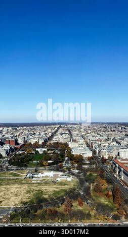 Washington, DC, USA - 22 novembre 2023: Vista dall'alto di Washington DC che mostra parchi, viali e fitti blocchi urbani dall'alto. Foto Stock