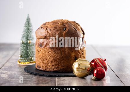 Panettone italiano tradizionale su tavola di legno Foto Stock