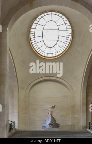 Francia, regione Ile de France, Parigi 1° arrondissement, Musée du Louvre (museo), Dipartimento di Antichità greche, etrusche e romane, scalinata Daru (sala 703), Vittoria Alata di Samotracia, camere vuote Foto Stock
