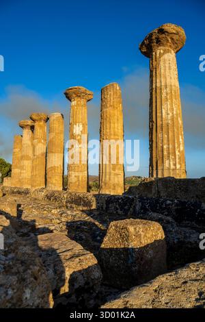 Italia, Sicilia, Agrigento, sito patrimonio dell'umanità dell'UNESCO, Valle dei Templi, città vecchia di Akragas, Tempio greco di Ercole Foto Stock