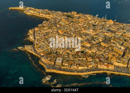 Italia, Sicilia, Siracusa, patrimonio dell'umanità dell'UNESCO, Ortigia, Isola di Ortigia, il centro storico con la Fortezza Federica (vista aerea) Foto Stock