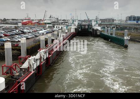Il traghetto da Den Helder a Texel in partenza da Den Helder, Paesi Bassi. Foto Stock