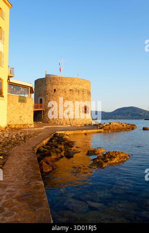 Francia, Var, Saint Tropez, Spiaggia Plage de la Glaye e Torre Tour du Portalet Foto Stock