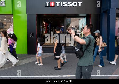 Hong Kong, Cina. 20 ottobre 2025. Pedoni e amanti dello shopping passano davanti al negozio svizzero di orologi di lusso Tissot. Credito: SOPA Images Limited/Alamy Live News Foto Stock