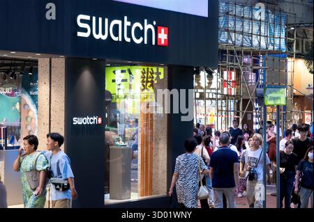 Hong Kong, Cina. 20 ottobre 2025. I pedoni passano davanti al negozio multinazionale svizzero di orologeria Swatch. Credito: SOPA Images Limited/Alamy Live News Foto Stock