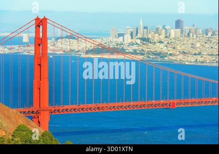Stati Uniti, California, San Francisco, veduta del Golden Gate Bridge e il quartiere finanziario in lontananza Foto Stock