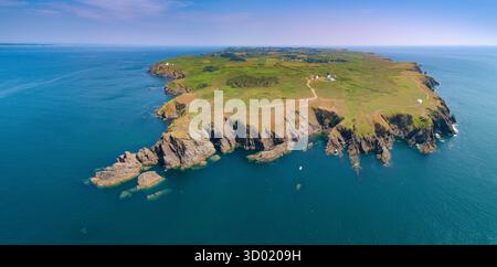 Francia, Morbihan, Groix Island, l'intera isola vista dal cielo, dall'alto della Pointe de Pen-Men (vista aerea) Foto Stock