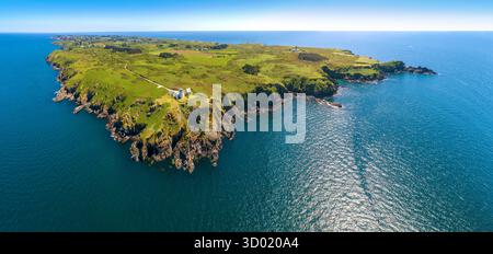 Francia, Morbihan, Groix Island, l'intera isola vista dal cielo, dall'alto del semaforo Beg-Melen (vista aerea) Foto Stock