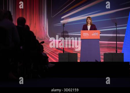 La Cancelliera dello Scacchiere Rachel Reeves parla al Regional Investment Summit all'Edgbaston Stadium, a Birmingham. Data foto: Martedì 21 ottobre 2025. Foto Stock